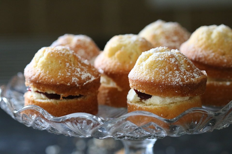 Minatare Victoria sponge cakes sat on a glass cake stand