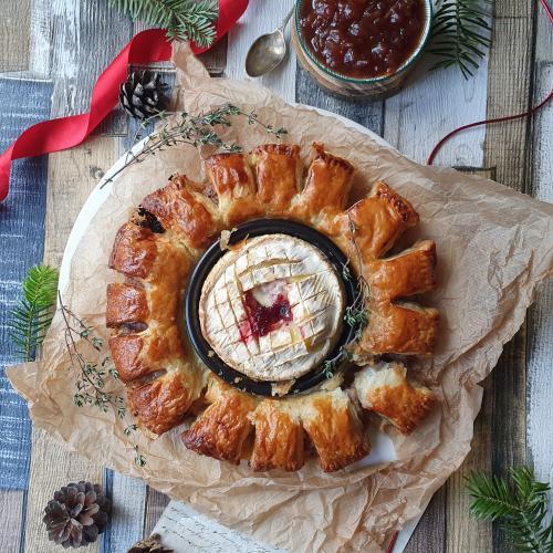 Tear 'n' share sausage roll with caramelised onion chutney