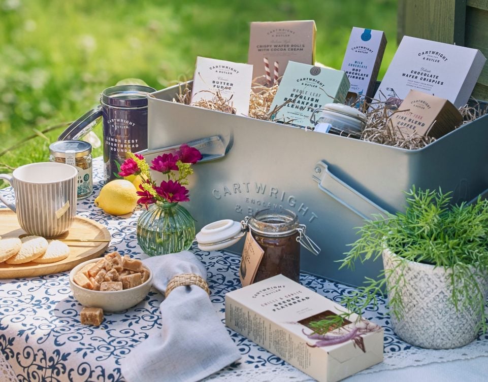 3120_C&B_24Q3_The Pocklington Hamper_LH_01